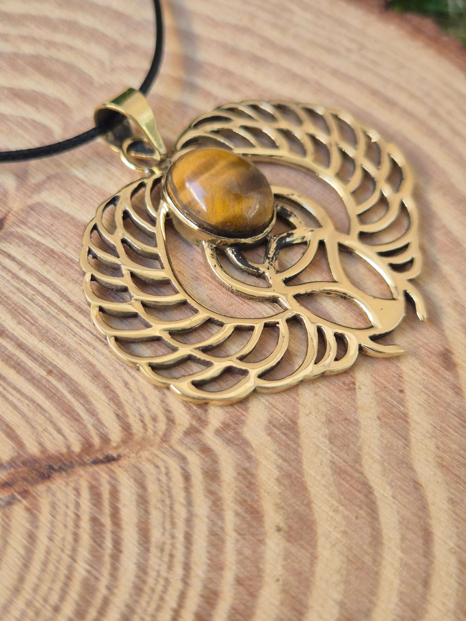 Colgante Escarabajo Alado de Bronze con Mineral JoyeriamineralescolgantesTienda esotérica Málaga - La Tienda de Tata Magic: tienda Esotérica en Málaga