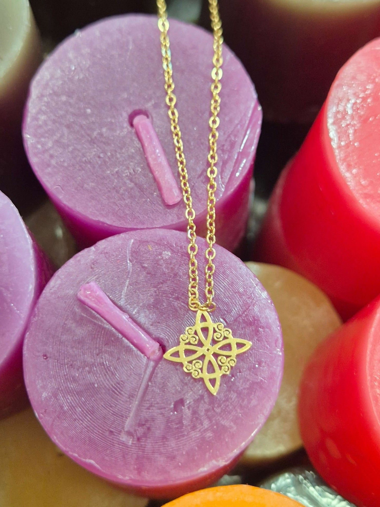 Colgante nudo bruja pequeño acero dorado JoyeriamineralescolgantesTienda esotérica Málaga - La Tienda de Tata Magic: tienda Esotérica en Málaga