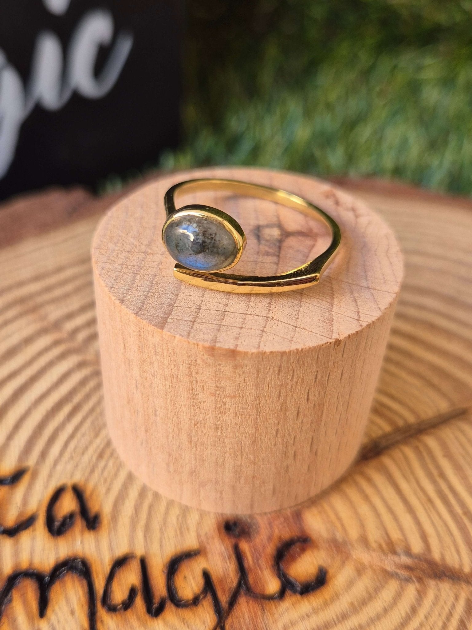 Anillo Ajustable de Bronce con Mineral - Amuleto elegante JoyeriamineralesanillosTienda esotérica Málaga - La Tienda de Tata Magic: tienda Esotérica en Málaga