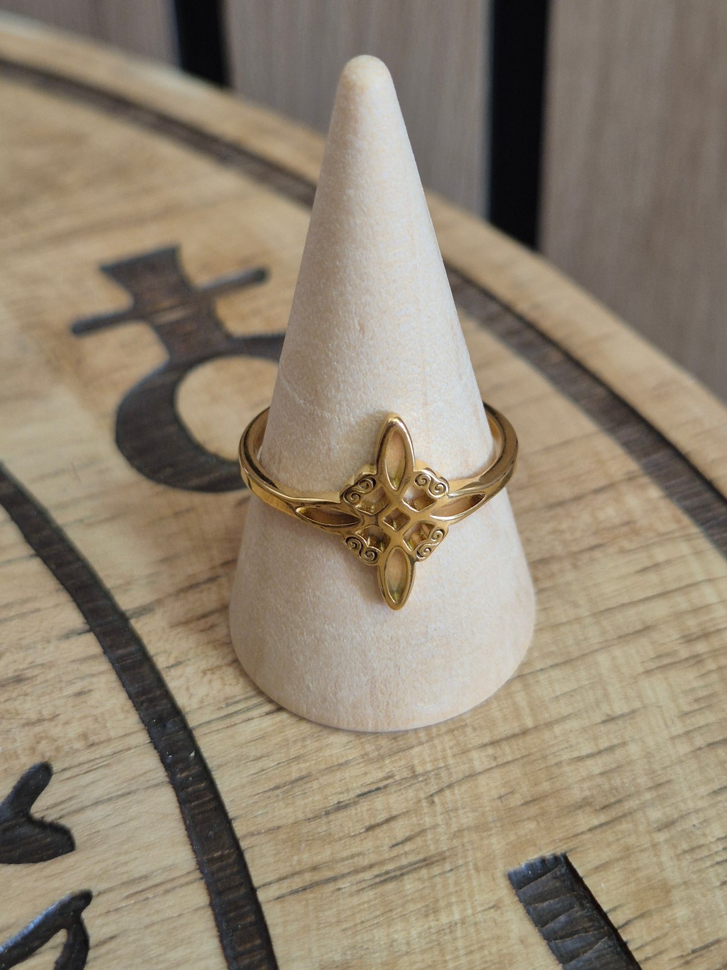 Anillo nudo bruja dorado ajustable