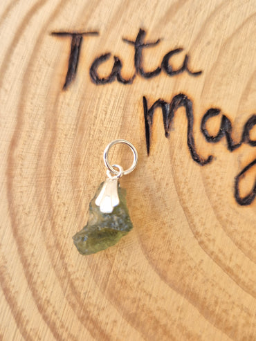 Moldavita - Piedra de Transformación y Conexión Cósmica con enganche de plata