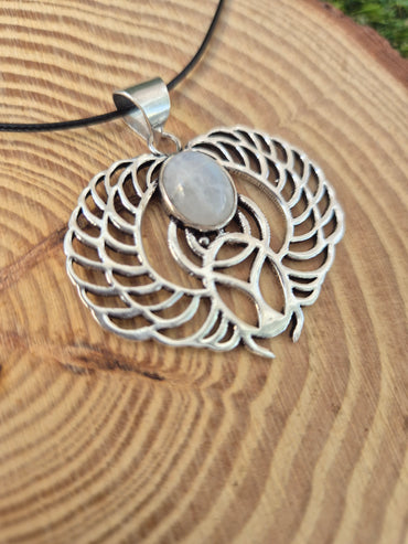 Colgante Escarabajo Alado en Baño de Plata con Piedra Luna