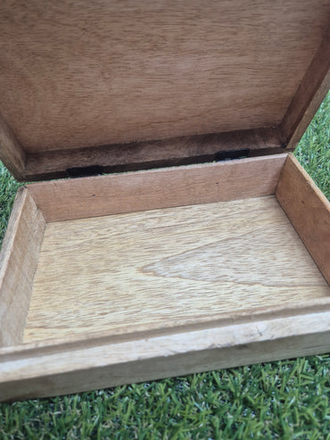 Caja de madera con grabado alquímico y zodiacal- Guardián de secretos místicos