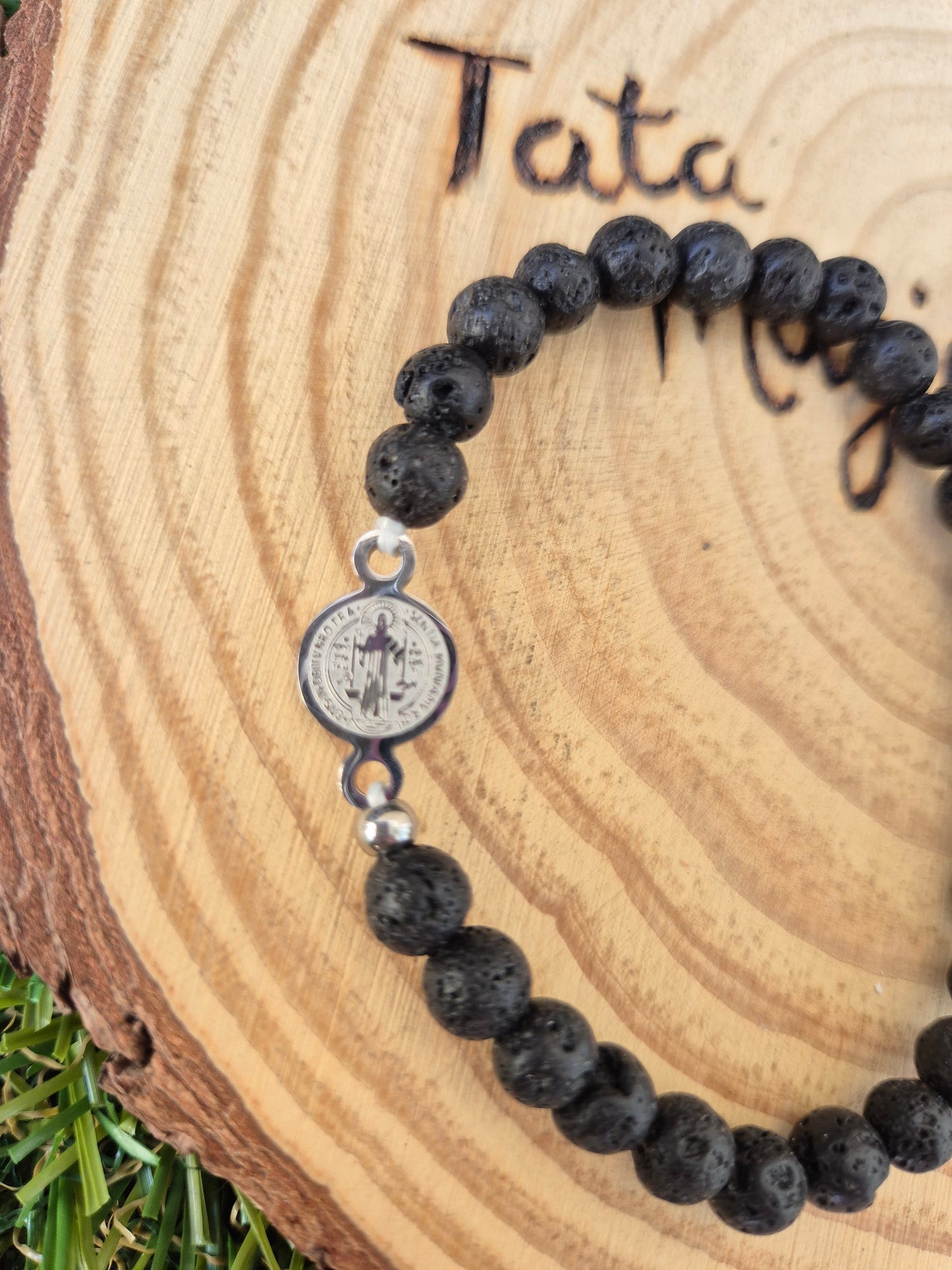 Pulsera San Benito con Lava Consagrado - Protección, Fuerza y Energía en Acero Plateado