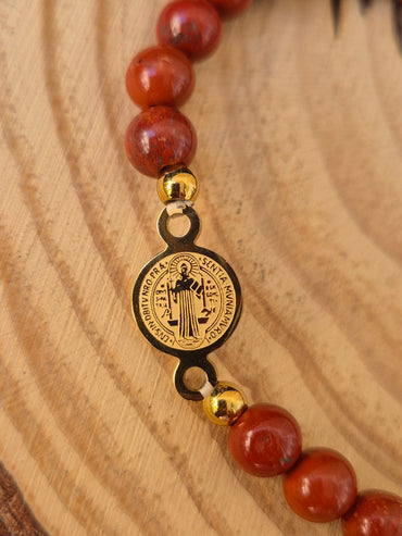 Pulsera San Benito con Jaspe Rojo Consagrado -Energía, Protección y Vitalidad Sagrada en Acero Dorado