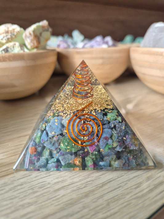 Pirámide orgonita rubi con cianita 7x7x6