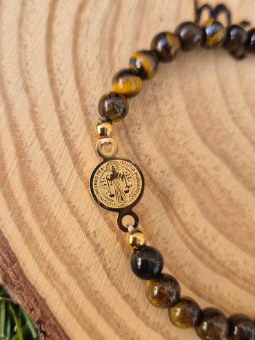 Pulsera San Benito con Ojo de Tigre Consagrado - Protección, Confianza y Éxito en Acero Dorado
