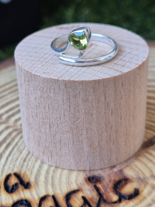 Anillo Olivino Ajustable Plata - Activación Cuántica para Cambiar el Rumbo Energético