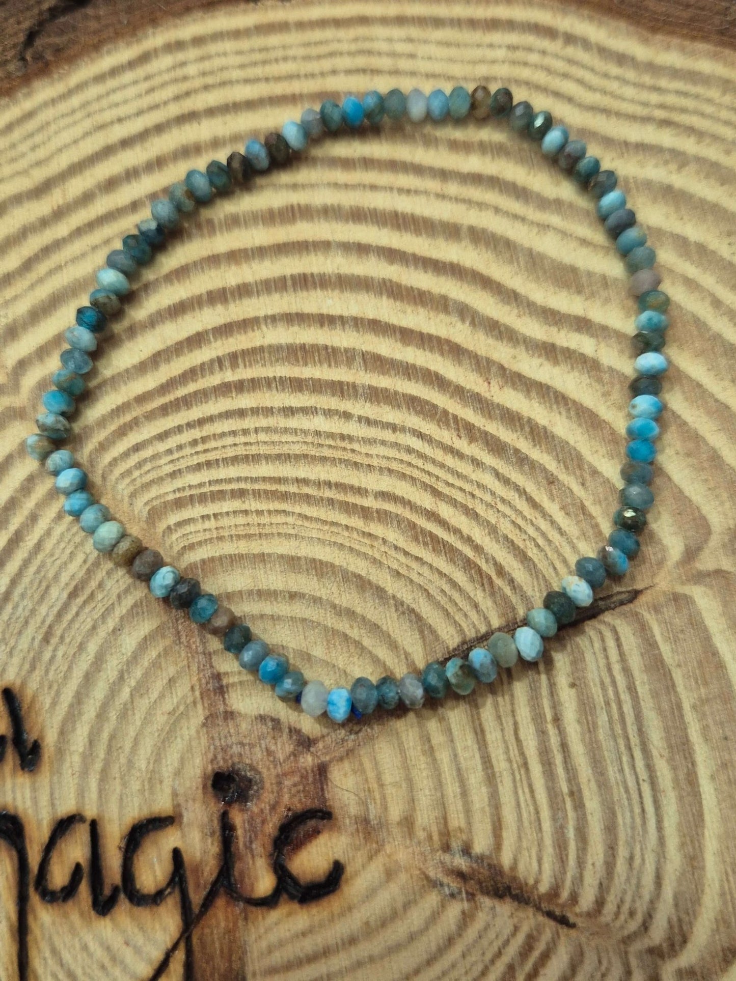Pulsera apatita azul facetada 2 mm JoyeriamineralespulserasTienda esotérica Málaga - La Tienda de Tata Magic: tienda Esotérica en Málaga