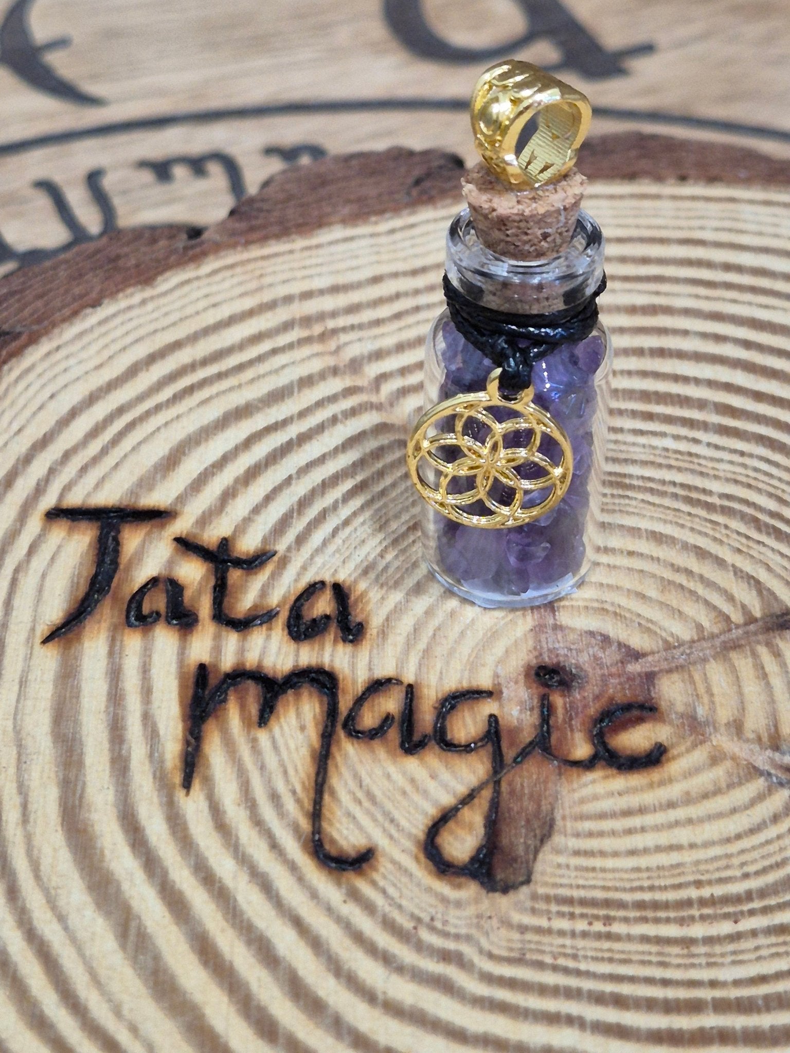 Botella Amatista Flor de la Vida 3.6 cm — Protección, Intuición y Geometría Sagrada Botellas y Amuletos MineralesTienda esotérica Málaga - La Tienda de Tata Magic: tienda Esotérica en Málaga