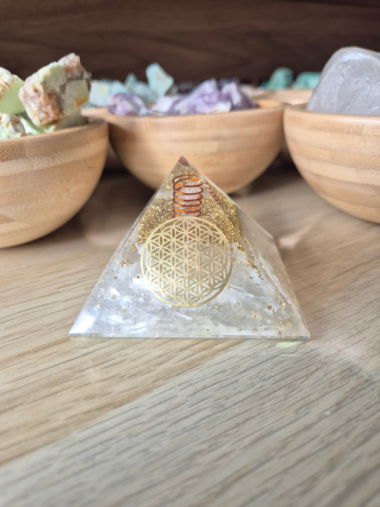 Pirámide orgonita selenita flor de la vida 7x7x6