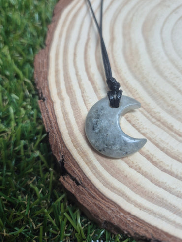 Amuleto Colgante de mineral en forma de Luna para Manifestar-Ciclos, intuición y poder femenino