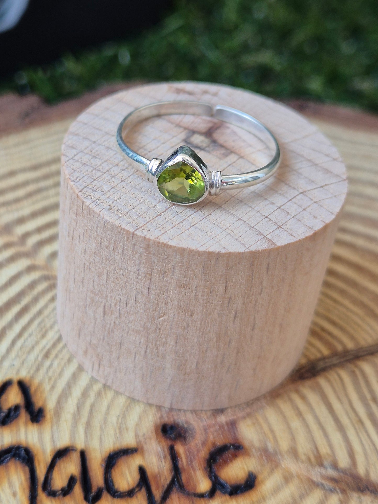 Anillo Olivino Ajustable Plata - Activación Cuántica para Cambiar el Rumbo Energético