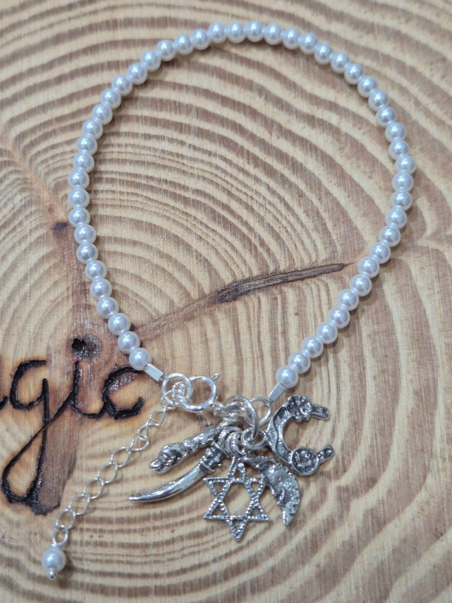 Pulsera perlas con abalorios de la suerte en plata Tienda esotérica Málaga - La Tienda de Tata Magic: tienda Esotérica en Málaga