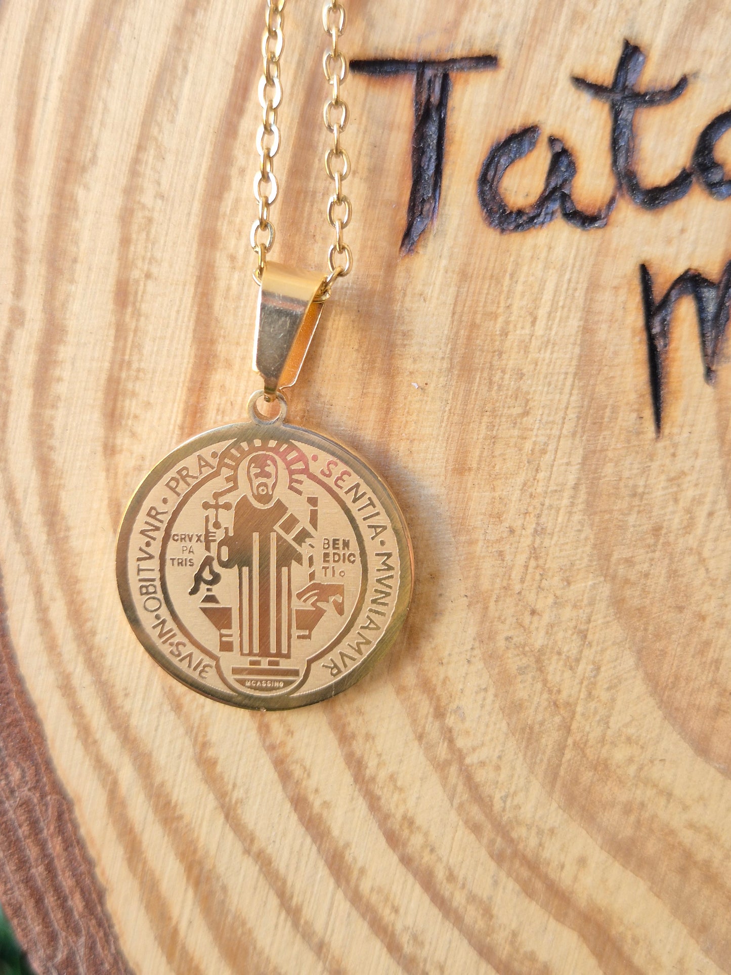 Colgante San Benito en Acero Dorado