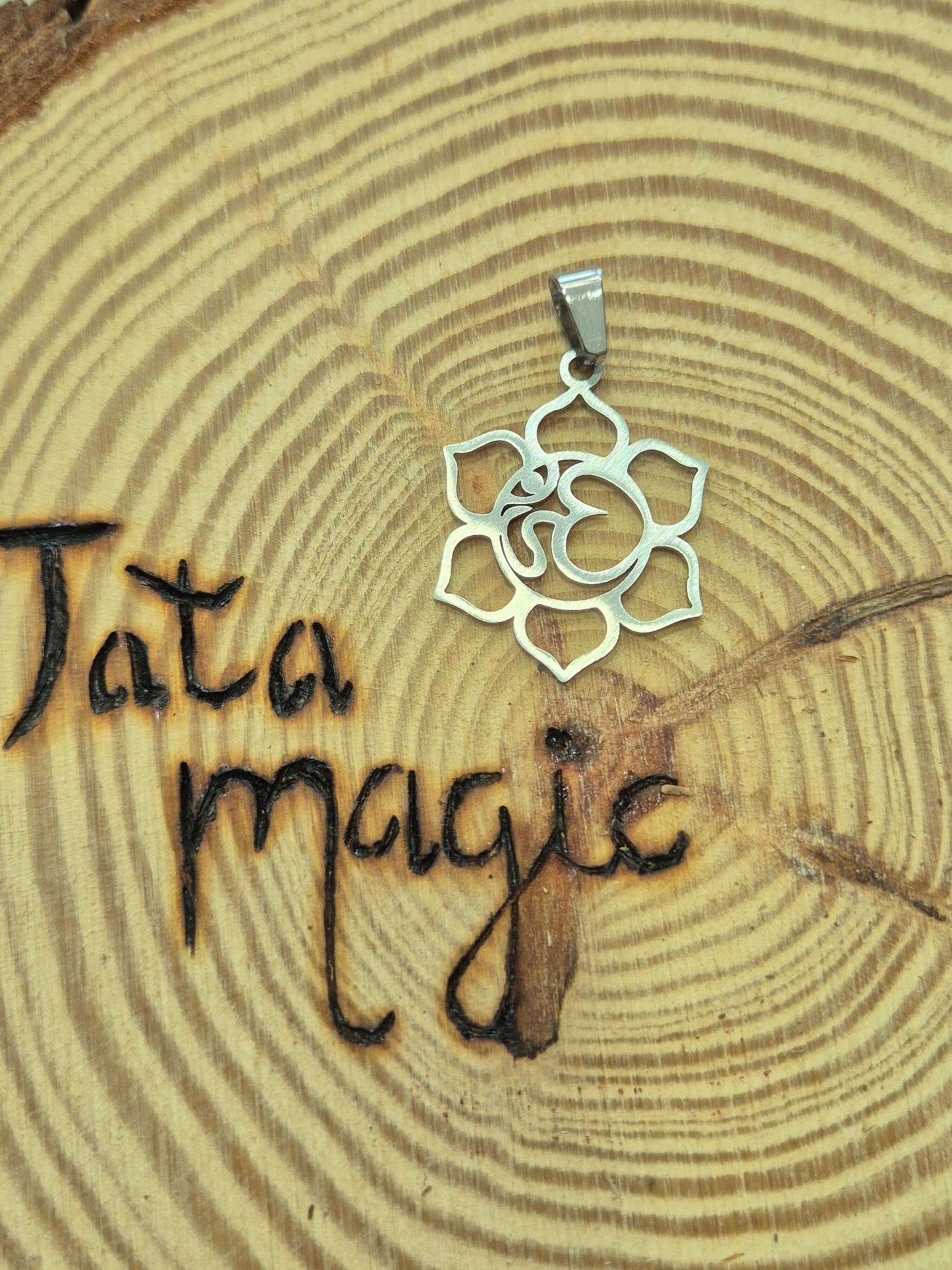 Colgante flor de loto om acero Tienda esotérica Málaga - La Tienda de Tata Magic: tienda Esotérica en Málaga