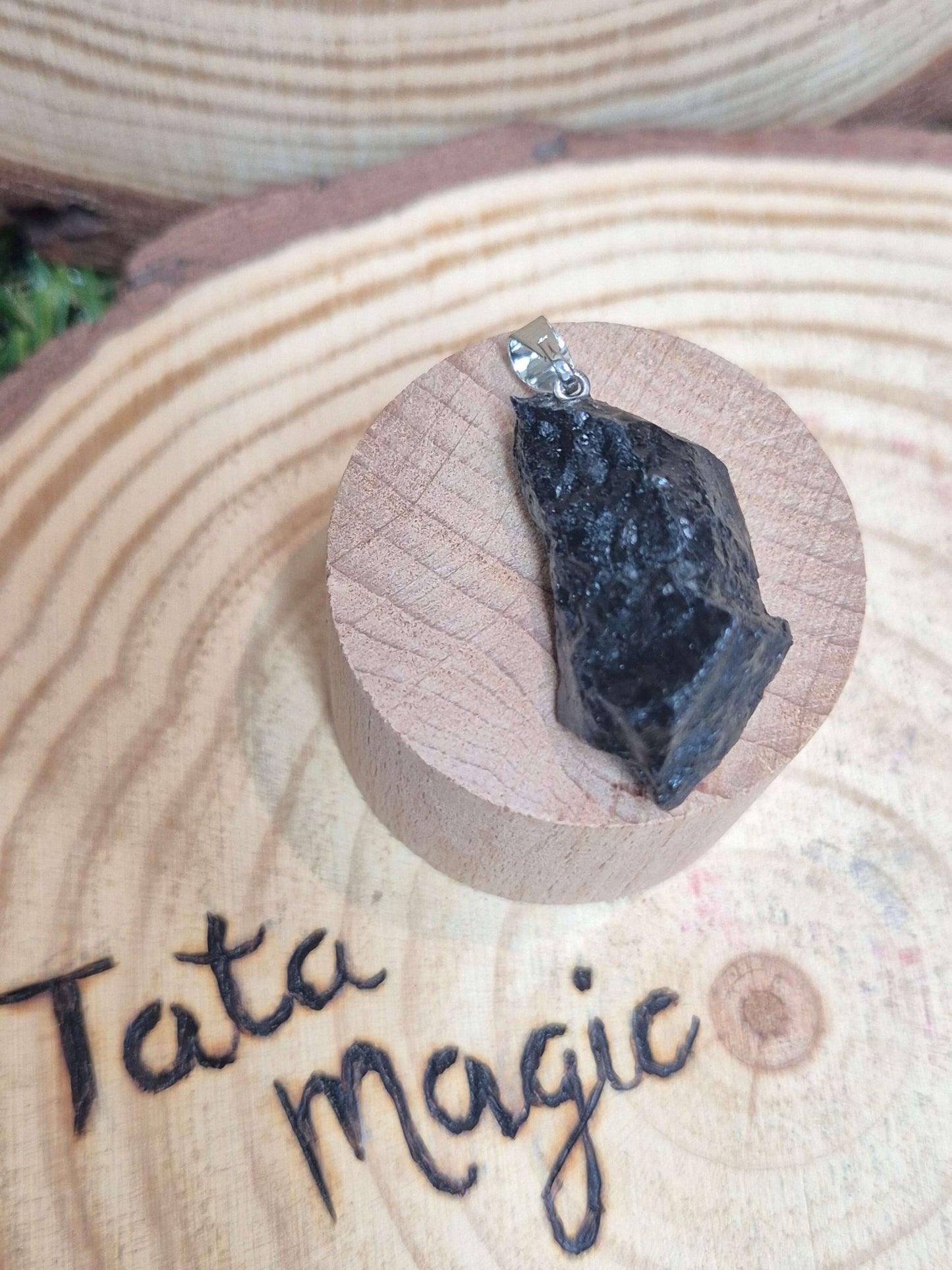 Colgante shungita bruto 4cm JoyeriamineralescolgantesTienda esotérica Málaga - La Tienda de Tata Magic: tienda Esotérica en Málaga