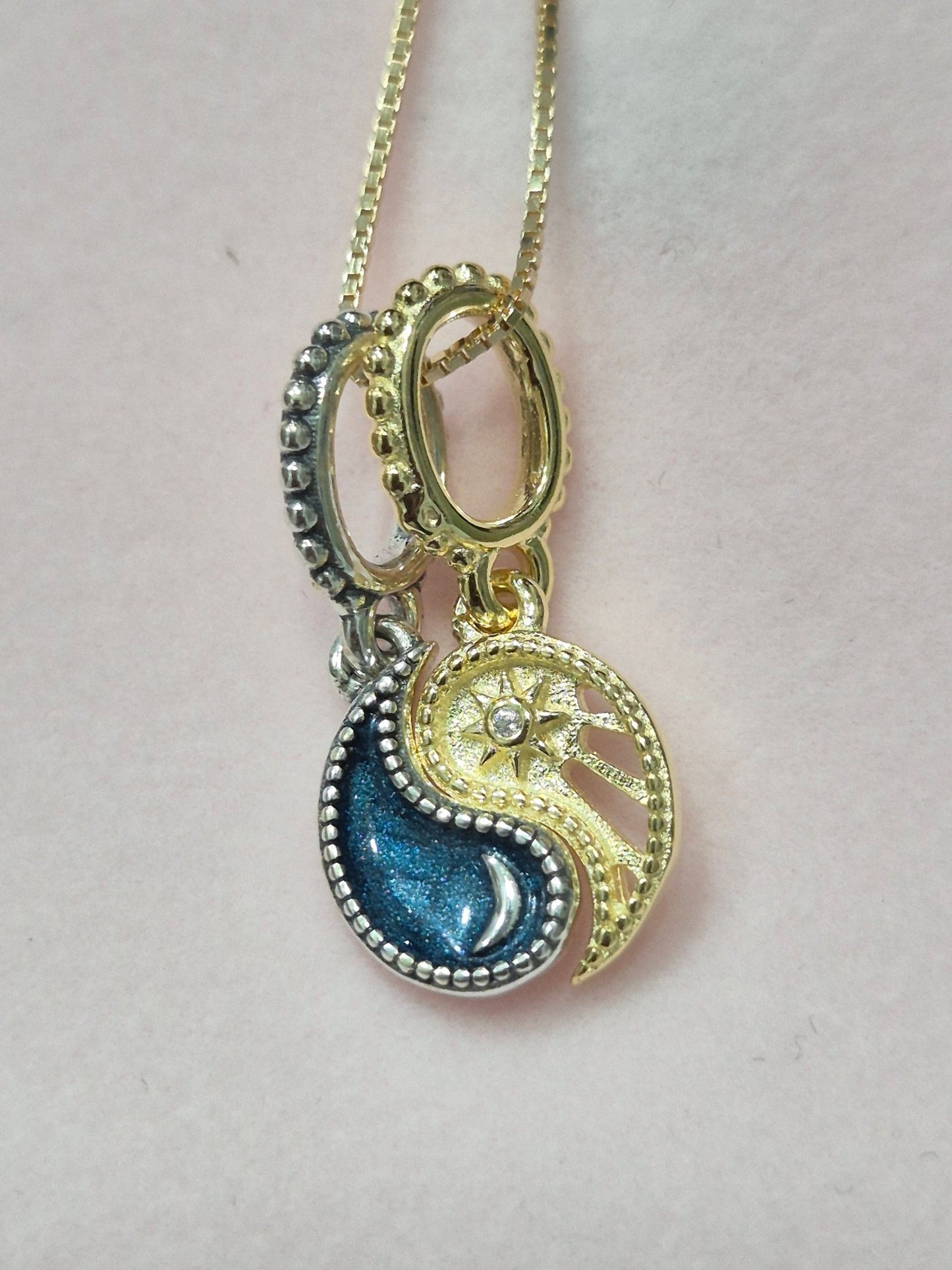 Colgante Yin - Yang Luna - Sol “Brilla, Suerte, Sueña” en Plata Chapada en Oro Colgantes de PlataTienda esotérica Málaga - La Tienda de Tata Magic: tienda Esotérica en Málaga