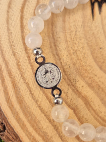 Pulsera San Benito con Cuarzo Blanco Consagrado- Protección, Luz y Purificación en Acero Plateado